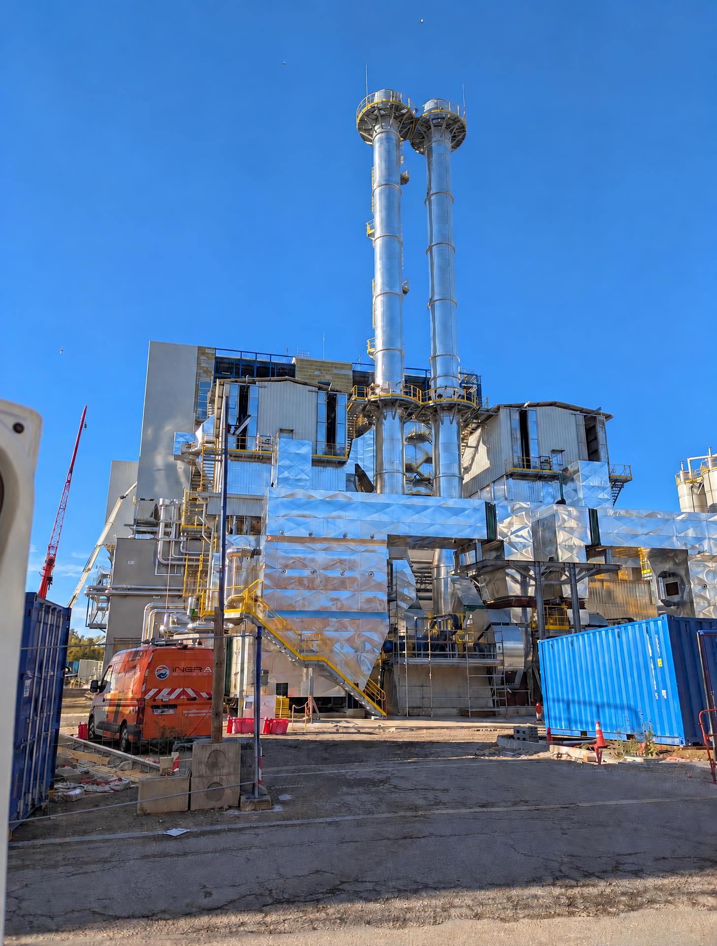 Deux cheminées industrielles d’un site équipé d’un système de monitoring CLM Industry pour mesurer les émissions de gaz CMR