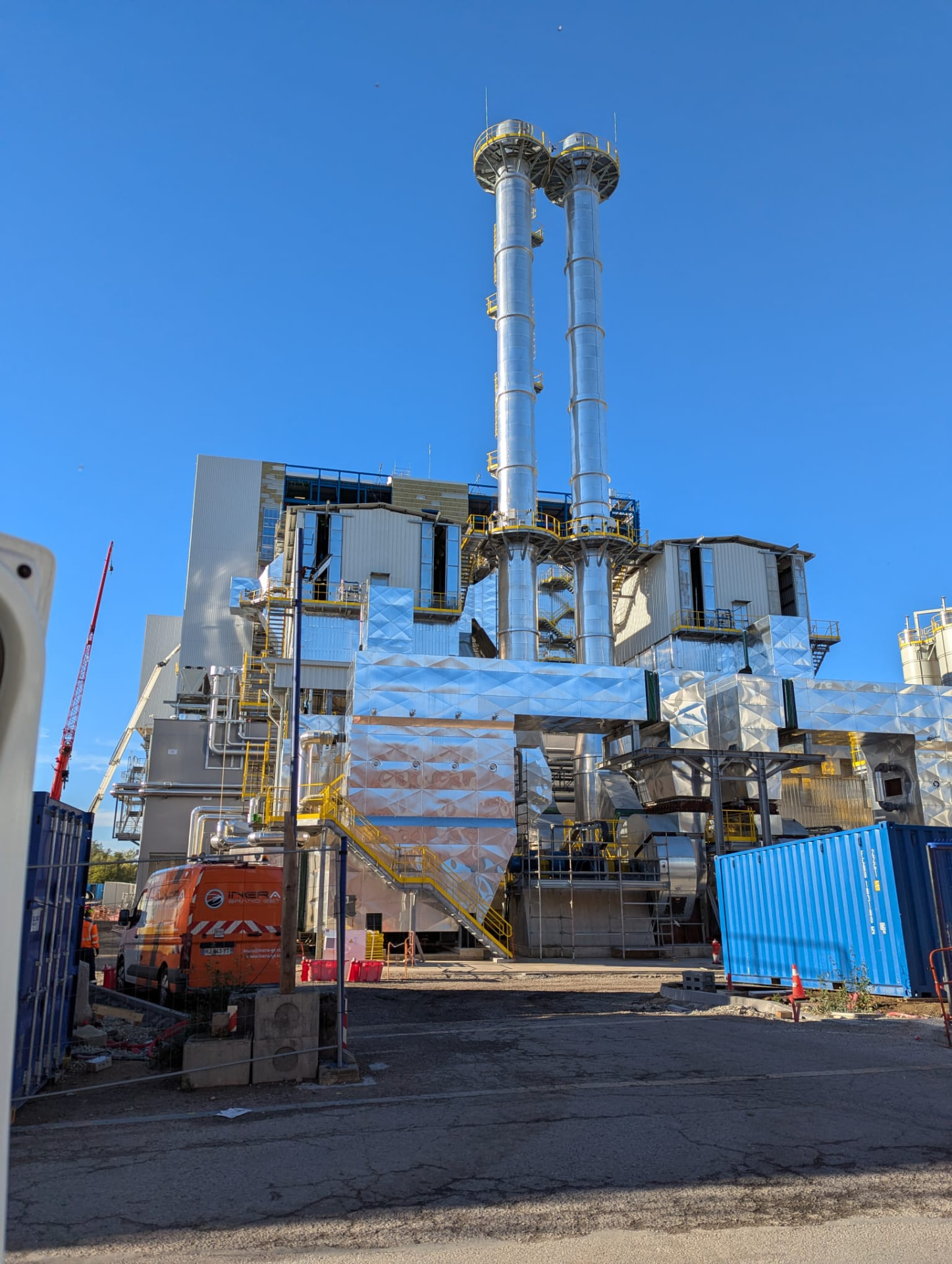 Deux chaudières industrielles et leurs cheminées équipées d’un système de monitoring CLM Industry