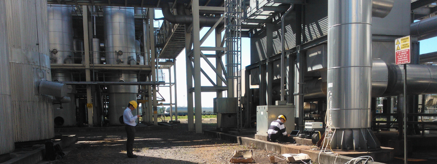 Techniciens réalisant une campagne de mesure de COV NOX CMR au pied d’une installation industrielle